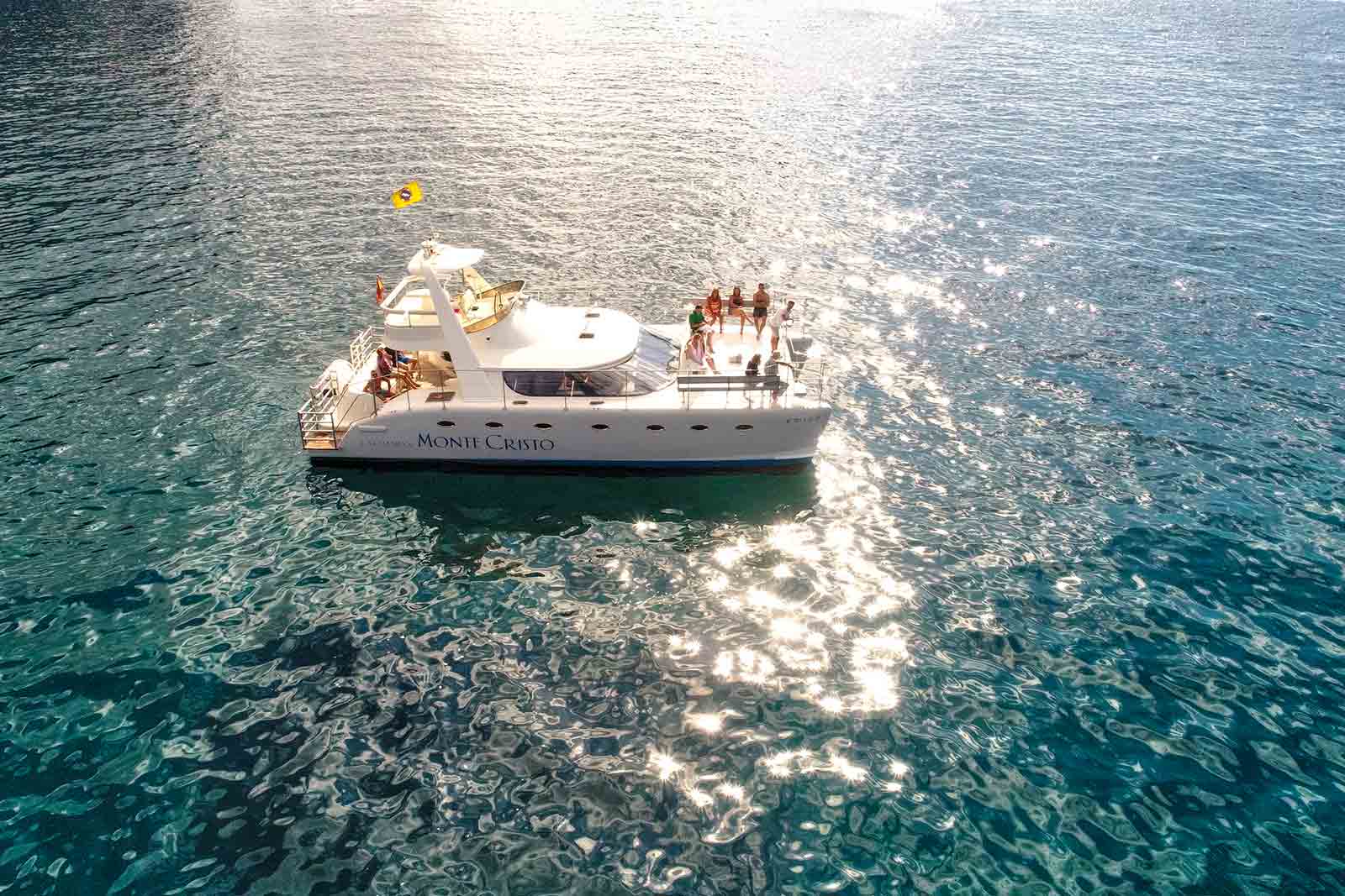 Catamaran moment